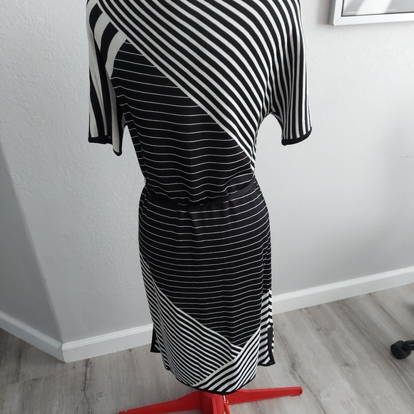 ST.JOHN DRESS - Picture 2 of 5